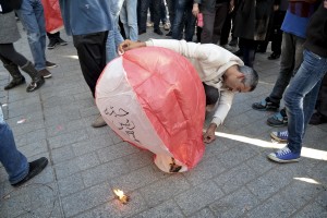 Supporters of Leader of the Popular Front, spokesman of the Tunisian Workers’ Party and presidential candidate Hamma Hammami try to fly a ballon in Avenue Bourguiba in Tunis on November 15, 2014.