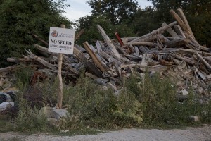 A panel with the slogan “no selfie” is seen among the rubble of a collapsed building almost one year after the earthquake in the village of Cascello, central Italy on July 31, 2017. Italy was struck by a powerful 6.2 magnitude earthquake in the night of August 24, 2016 which has killed at least 297 people and devastated dozens of houses in the Lazio village of Amatrice and other Amatrice fractions.