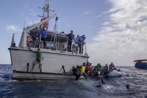 Some migrants swim towards the rescue boats of the German NGO Sea-Watch after having escaped from the Libyan Coast Guard ship in the Mediterranean Sea on November 6, 2017. During a shipwreck, five people died, including a newborn child. According to the German NGO Sea-Watch, which has saved 58 migrants, the violent behavior of the Libyan coast guard caused the death of five persons.