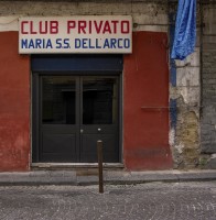 VIA FONTANELLE – April 22, 2016

At 7.30pm on April 22nd, two convicts were killed and three people were injured in a shootout in a private club, the “Maria Santissima dell’Arco” association in via Fontanelle 193 at the Rione Sanità. The ambush is better known as the “massacre of the Fontanelle”. To break into the circle six young men with covered faces, who with guns and submachine guns hit the men of the Vastarella clan. The two victims are Giuseppe Vastarella, 42, a member of the homonymous clan, and Salvatore Vigna, 41 years old. Dario Vastarella, 33, and Antonio Vastarella, 25, were seriously injured and taken to the “Cardarelli”. The other wounded, also in serious condition, is Alessandro Ciotola, 22 years old. In the area of ​​Materdei and the neighboring Rione Sanità, in the previous days, a “stretch” had taken place: some young men on scooters had exploded in the air several gunshots for intimidating purposes. A signal launched to send a precise message: this is our area.