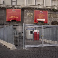 PIAZZA TRIESTE E TRENTO – May 13, 2018

During the night two young men riding a scooter, with their faces uncovered, arrived to the square and approached Giuseppe Iaselli. One of the two young men extracted two guns and exploded several shots, wounding the victim of the ambush, which managed to take refuge in a Fiat 500 parked nearby. After months of investigation, the police appear to have headed the attempted murder and put E. M., a minor held responsible for the raid, under house arrest. According to investigators, he was the one who shot Iaselli. The agents mainly used images from various video surveillance systems in the area. The reason of the ambush would be sought in the contrast between rival groups for the management of drug dealing at the Pallonetto in Santa Lucia.