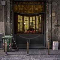 VIA TRIBUNALI – February 25, 2019 At 3 am some gunshots were fired against the portcullis of the Pizzeria “Di Matteo” in via dei Tribunali. The carabinieri of  Napoli-Centro company and  Radiomobile nucleus intervened on the spot and found 4 holes in the room’s shutter and 9 shells on the ground.