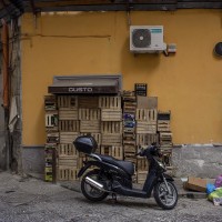 VIA PIGNASECCA – March 10, 2018

In the middle of the night a new “stretch” has awakened the inhabitants of the homes of the Pignasecca district. According to the newspaper “Il Mattino”, one of the cartridges went to stick into the walls of the home of a local merchant engaged in the fight against the racket. The man who is part of an association against the racket told of not having received threats in the previous days. Other shots were found on the ground.