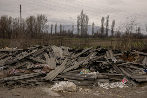 An illegal asbestos dump in Skopje, North Macedonia on March 4, 2020. The presence of asbestos fibers in the environment inevitably involves damage to health, even in the presence of a few fibrous elements. Particularly harmful to health is fiber cement (better known as “eternit”), a mixture of asbestos and particularly friable cement and therefore subject to damage or crushing. The greatest risks are related to the presence of fibers in the air. Once inhaled, the fibers can be deposited inside the airways and on lung cells. The fibers that have settled in the deepest parts of the lung can remain in the lungs for several years, even for a lifetime. The presence of these foreign fibers inside the lungs can lead to the onset of diseases such as asbestosis, mesothelioma and lung cancer.