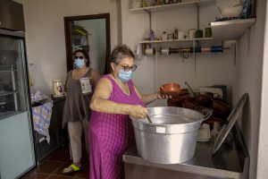 Fernanda Volpintesta, 48 years old prepares food inside a kitchen in Cuccaro Vetere, Southern Italy on October 1, 2021. Cuccaro Vetere is a small village of just over five hundred inhabitants in the Salerno area considered “blue zone”, that is one of those places where people live longer than the average.