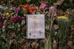 Children’s drawings in remembrance of Queen Elizabeth II are seen at Green park in London, Great Britain on September 16, 2022. Queen Elizabeth II is dead in Sco​tland on the September 8, 2022 ​at the age of 96.
