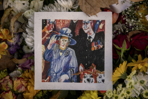 Children’s drawings in remembrance of Queen Elizabeth II are seen at Green park in London, Great Britain on September 16, 2022. Queen Elizabeth II is dead in Sco​tland on the September 8, 2022 ​at the age of 96.