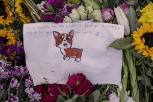 Children’s drawings in remembrance of Queen Elizabeth II are seen at Green park in London, Great Britain on September 16, 2022. Queen Elizabeth II is dead in Sco​tland on the September 8, 2022 ​at the age of 96.
