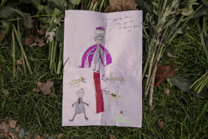 Children’s drawings in remembrance of Queen Elizabeth II are seen at Green park in London, Great Britain on September 16, 2022. Queen Elizabeth II is dead in Sco​tland on the September 8, 2022 ​at the age of 96.