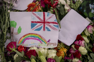 Children’s drawings in remembrance of Queen Elizabeth II are seen at Green park in London, Great Britain on September 16, 2022. Queen Elizabeth II is dead in Sco​tland on the September 8, 2022 ​at the age of 96.