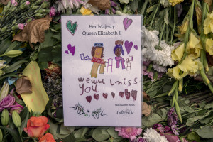 Children’s drawings in remembrance of Queen Elizabeth II are seen at Green park in London, Great Britain on September 16, 2022. Queen Elizabeth II is dead in Sco​tland on the September 8, 2022 ​at the age of 96.