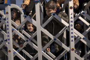 Syrian children effected by the earthquake are seen before crossing from Turkey’s Cilvegozu border crossing to Syria’s Bab al_Hawa border crossing in Reyhanli, Turkey on February 17, 2023. Following the earthquake that struck southern Turkey on February 6, 2023 killing more than 50,000 people, thousands of Syrian refugees living in Turkey decided to return to their country of origin.