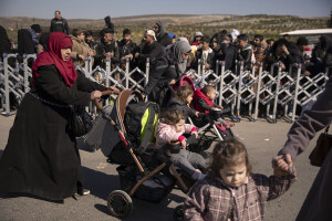 Syrian people effected by the earthquake are seen before crossing from Turkey’s Cilvegozu border crossing to Syria’s Bab al_Hawa border crossing in Reyhanli, Turkey on February 17, 2023. Following the earthquake that struck southern Turkey on February 6, 2023 killing more than 50,000 people, thousands of Syrian refugees living in Turkey decided to return to their country of origin.